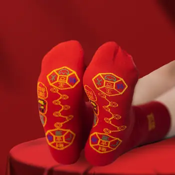 Коледни Червени Чорапи с Китайския символ на тях Коледни Празнични Аксесоари Дишащи за Възрастни и Тийнейджъри Меки Топли Чорапи с Бродерия